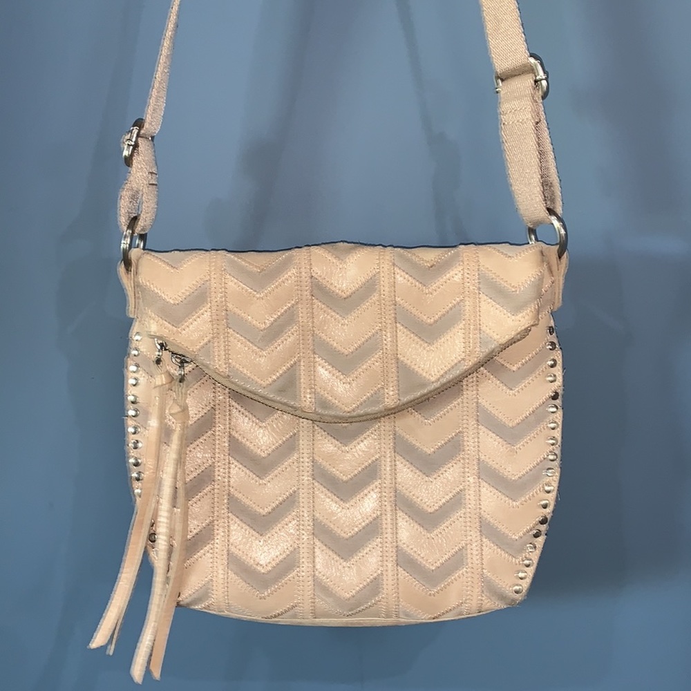 The Sak purse tan herringbone pattern.